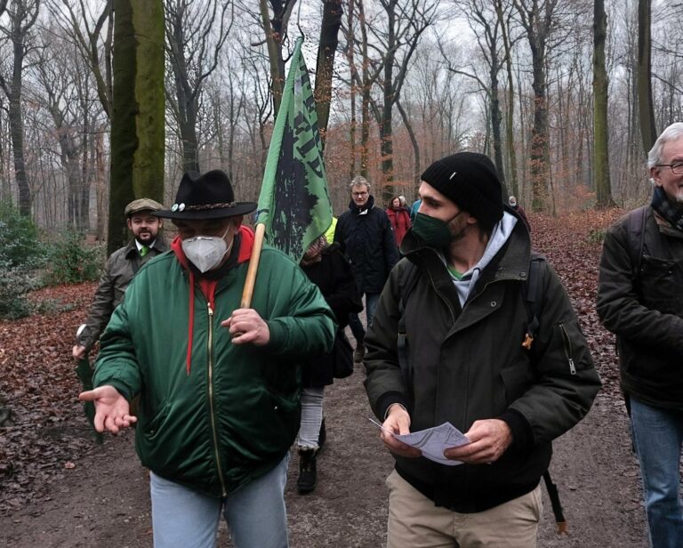 Graf beteiligt sich am Waldspaziergang im Sterkrader Wald und wirbt für Zentralstreik am 11.02., 16h