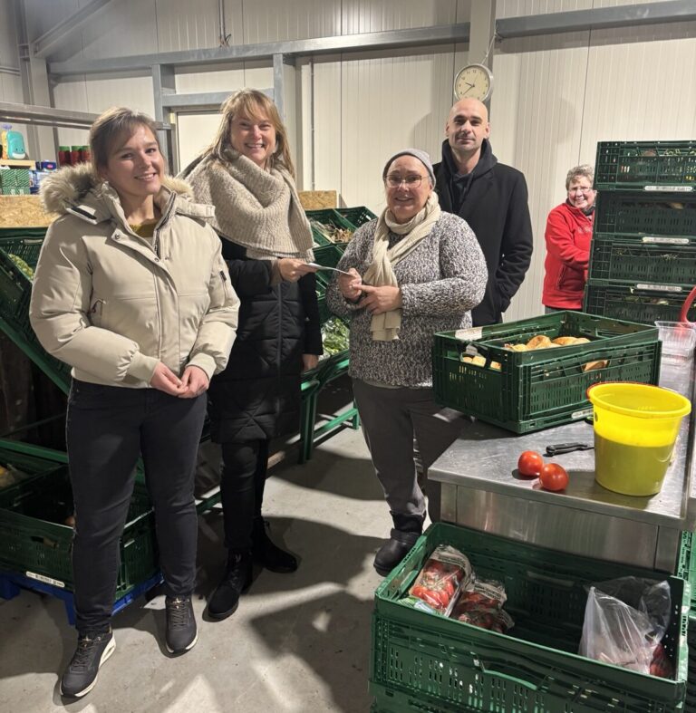 GRÜNE Dinslaken übergeben Spenden aus Weihnachtsmarkt-Aktion an die Dinslakener Tafel